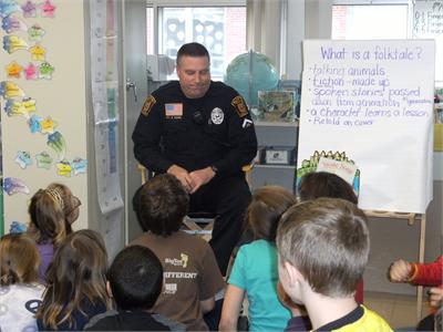 Officer Bob Swope reads to Mrs. Duray's class
